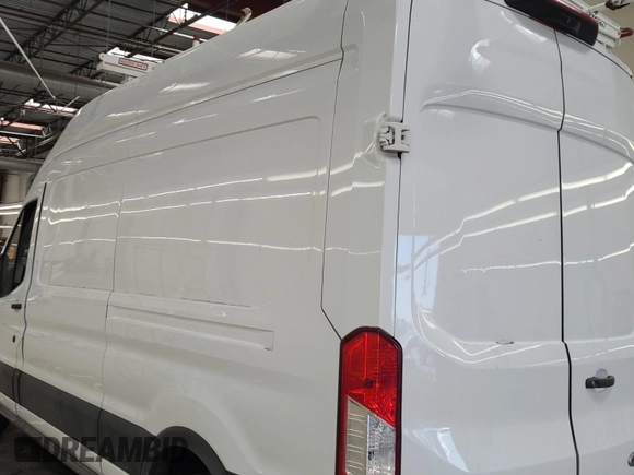 2020 Ford Transit Cargo z VIN 1FTBR1XG3LKB79165, wystawiony jako IAAI lot #42763042 z przebiegiem 140 992 mil mil oraz . Historia ofert i sprzedaży dostępna na DreamBid. Obrazek 2.