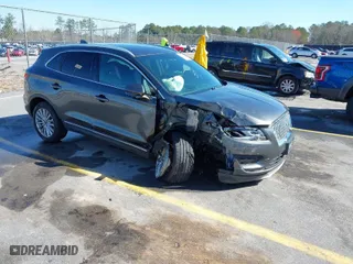 2019 Lincoln MKC Standard with VIN 5LMCJ1D92KUL08929, listed as a IAAI auction lot 41766946 with 90,171 mi miles. Bid and sale history available at carsss.com. Image 1.