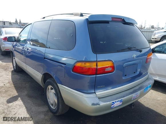1998 Toyota Sienna LE with VIN 4T3ZF13C5WU028625, listed as a IAAI auction lot 41596901 with 139,903 mi miles. Bid and sale history available at carsss.com. Image 3.