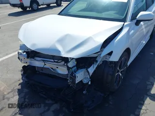 2020 Toyota Camry SE z VIN 4T1G11AK2LU970118, wystawiony jako IAAI lot #41950188 z przebiegiem 11 171 mil mil oraz . Historia ofert i sprzedaży dostępna na DreamBid. Obrazek 6.