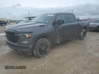 2022 Ram 1500 Big Horn z VIN 1C6RRFMG0NN390591, wystawiony jako Copart lot #49462835 z przebiegiem 87 796 mil mil oraz Szkoda całkowita • Salvage title. Historia ofert i sprzedaży dostępna na DreamBid. Obrazek 1.