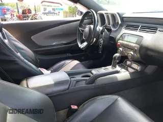 2010 Chevrolet Camaro 2SS z VIN 2G1FK1EJ9A9225884, wystawiony jako IAAI lot #42294998 z przebiegiem 197 908 mil mil oraz . Historia ofert i sprzedaży dostępna na DreamBid. Obrazek 5.