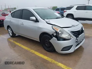 2016 Nissan Versa S z VIN 3N1CN7APXGL866890, wystawiony jako IAAI lot #41821101 z przebiegiem 106 096 mil mil oraz . Historia ofert i sprzedaży dostępna na DreamBid. Obrazek 1.