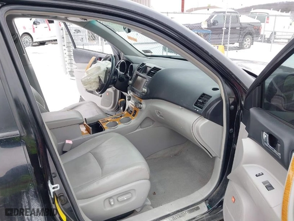 2009 Toyota Highlander Hybrid Limited with VIN JTEEW44A192035643, listed as a IAAI auction lot 41330015 with 200,839 mi miles. Bid and sale history available at carsss.com. Image 5.