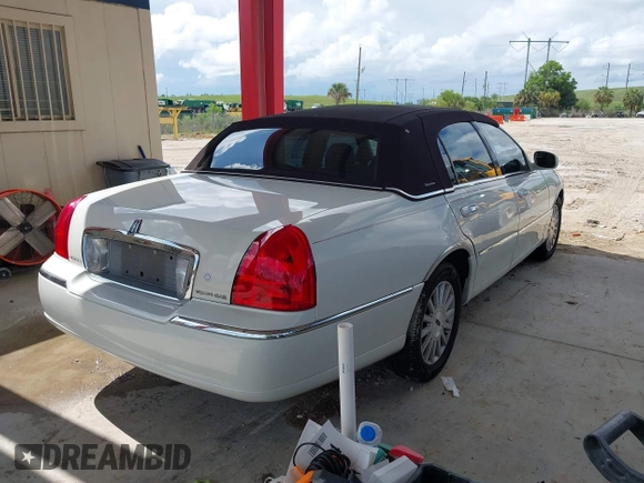 2006 Lincoln Town Car Signature z VIN 1LNHM81W36Y602874, wystawiony jako IAAI lot #42414765 z przebiegiem 121 459 mil mil oraz . Historia ofert i sprzedaży dostępna na DreamBid. Obrazek 4.