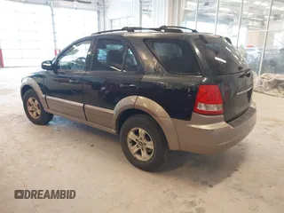 2005 Kia Sorento LX z VIN KNDJC733755447560, wystawiony jako IAAI lot #41724093 z przebiegiem 145 599 mil mil oraz . Historia ofert i sprzedaży dostępna na DreamBid. Obrazek 3.