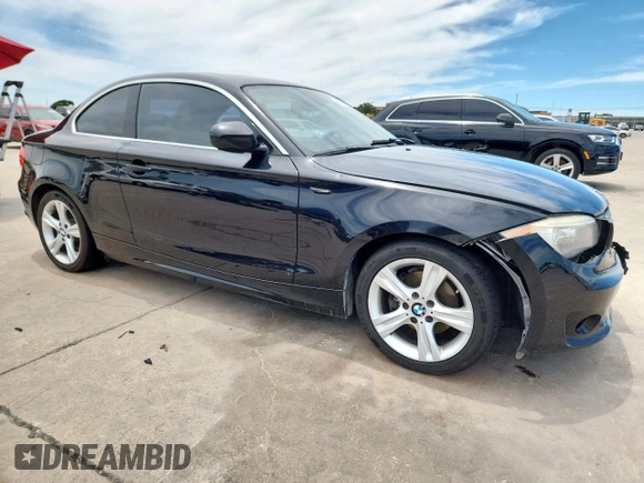 2012 BMW 1 Series 128i z VIN WBAUP7C56CVP22820, wystawiony jako Copart lot #56007435 z przebiegiem 75 161 mil mil oraz Czysty tytuł • Clean title. Historia ofert i sprzedaży dostępna na DreamBid. Obrazek 4.