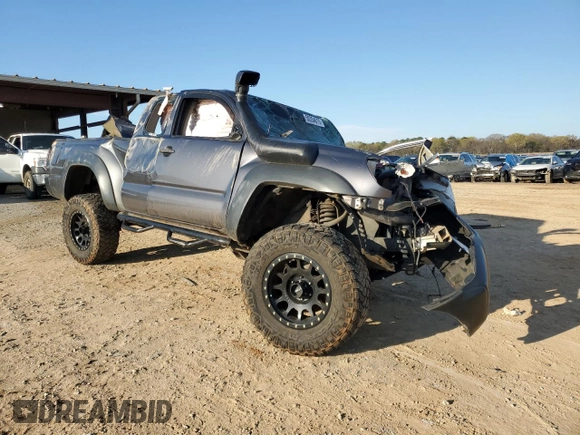 2015 Toyota Tacoma z VIN 5TFUX4EN6FX030970, wystawiony jako Copart lot #50354015 z przebiegiem Nie podano mil oraz Szkoda całkowita • Salvage title. Historia ofert i sprzedaży dostępna na DreamBid. Obrazek 4.