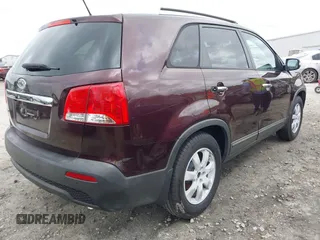 2013 Kia Sorento LX z VIN 5XYKT3A64DG341941, wystawiony jako IAAI lot #41944016 z przebiegiem 154 157 mil mil oraz . Historia ofert i sprzedaży dostępna na DreamBid. Obrazek 4.