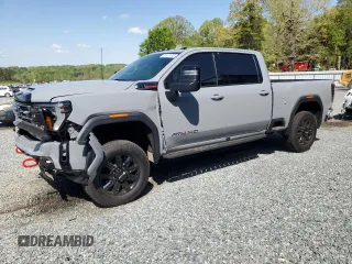 2025 GMC Sierra 2500HD AT4 z VIN 1GT4UPEY9SF148676, wystawiony jako Copart lot #51647485 z przebiegiem 5 284 mil mil oraz Szkoda całkowita • Salvage title. Historia ofert i sprzedaży dostępna na DreamBid. Obrazek 1.