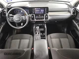 2022 Kia Sorento LX z VIN 5XYRGDLC2NG075039, wystawiony jako Copart lot #56570695 z przebiegiem 81 911 mil mil oraz Czysty tytuł • Clean title. Historia ofert i sprzedaży dostępna na DreamBid. Obrazek 8.
