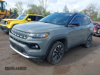 2022 Jeep Compass High Altitude z VIN 3C4NJDCB3NT145518, wystawiony jako IAAI lot #42143357 z przebiegiem 58 276 mil mil oraz . Historia ofert i sprzedaży dostępna na DreamBid. Obrazek 2.