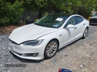 2017 Tesla Model S 100D z VIN 5YJSA1E28HF199074, wystawiony jako IAAI lot #42449671 z przebiegiem 172 910 mil mil oraz . Historia ofert i sprzedaży dostępna na DreamBid. Obrazek 19.