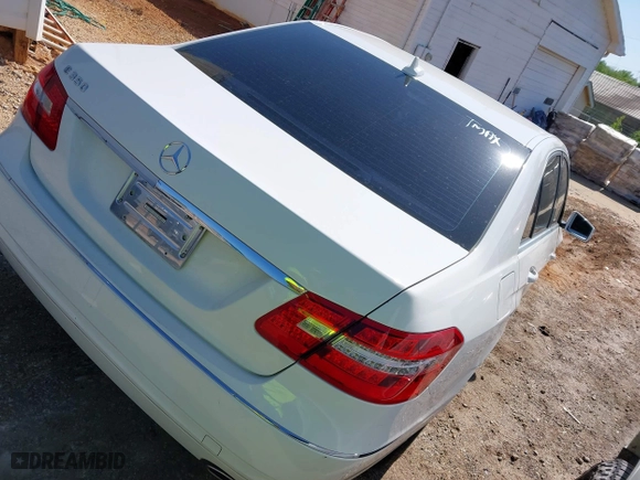 2013 Mercedes-Benz E-Class E 350 Luxury with VIN WDDHF5KB8DA729768, listed as a IAAI auction lot 42004944 with 184,587 mi miles. Bid and sale history available at carsss.com. Image 4.