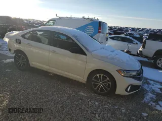 2024 Volkswagen Jetta Sport z VIN 3VWBM7BU5RM047747, wystawiony jako Copart lot #87579515 z przebiegiem 4 289 mil mil oraz Szkoda całkowita • Salvage title. Historia ofert i sprzedaży dostępna na DreamBid. Obrazek 4.