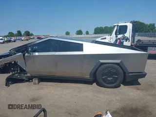 2024 Tesla Cybertruck с VIN 7G2CEHED5RA053763, выставлен на аукционе IAAI как лот 42337217 с пробегом Не указан миль и . История ставок и продаж доступна на DreamBid. Изображение 13.