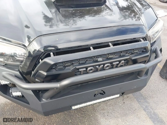 2019 Toyota Tacoma 4WD SR with VIN 5TFCZ5AN5KX193668, listed as a IAAI auction lot 41248429 with 60,812 mi miles. Bid and sale history available at carsss.com. Image 17.