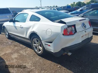 2012 Ford Mustang Premium z VIN 1ZVBP8AM5C5206875, wystawiony jako IAAI lot #42400805 z przebiegiem 178 011 mil mil oraz . Historia ofert i sprzedaży dostępna na DreamBid. Obrazek 3.