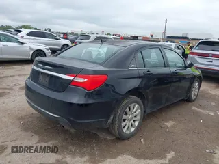 2012 Chrysler 200 Touring z VIN 1C3CCBBB2CN331074, wystawiony jako IAAI lot #42203585 z przebiegiem 176 766 mil mil oraz . Historia ofert i sprzedaży dostępna na DreamBid. Obrazek 4.