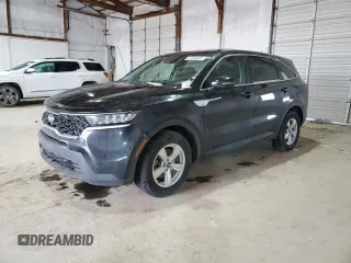 2021 Kia Sorento LX z VIN 5XYRG4LC1MG061390, wystawiony jako Copart lot #47302825 z przebiegiem 64 148 mil mil oraz Szkody całkowita. Historia ofert i sprzedaży dostępna na DreamBid. Obrazek 1.