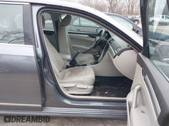 2016 Volkswagen Passat S z VIN 1VWAS7A31GC052520, wystawiony jako IAAI lot #41547408 z przebiegiem 129 730 mil mil oraz . Historia ofert i sprzedaży dostępna na DreamBid. Obrazek 5.