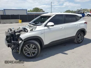 2023 Kia Seltos LX z VIN KNDEPCAA4P7377197, wystawiony jako Copart lot #54430015 z przebiegiem 37 693 mil mil oraz Szkody całkowita. Historia ofert i sprzedaży dostępna na DreamBid. Obrazek 1.
