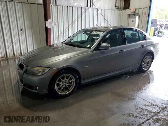 2010 BMW 3 Series 328i z VIN WBAPH5G51ANM69962, wystawiony jako Copart lot #54676555 z przebiegiem 173 498 mil mil oraz Czysty tytuł • Clean title. Historia ofert i sprzedaży dostępna na DreamBid. Obrazek 1.