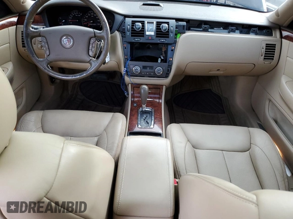 2006 Cadillac DTS 1SD z VIN 1G6KD57Y16U140102, wystawiony jako Copart lot #46145435 z przebiegiem 95 567 mil mil oraz Szkody całkowita. Historia ofert i sprzedaży dostępna na DreamBid. Obrazek 8.