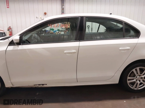 2011 Volkswagen Jetta SE z VIN 3VWDZ7AJ9BM323290, wystawiony jako IAAI lot #41877681 z przebiegiem 115 307 mil mil oraz . Historia ofert i sprzedaży dostępna na DreamBid. Obrazek 15.