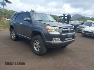 2013 Toyota 4Runner SR5 z VIN JTEBU5JR7D5135648, wystawiony jako IAAI lot #42475650 z przebiegiem 107 244 mil mil oraz . Historia ofert i sprzedaży dostępna na DreamBid. Obrazek 1.