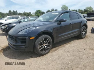 2023 Porsche Macan S z VIN WP1AG2A55PLB35553, wystawiony jako Copart lot #55955125 z przebiegiem 27 587 mil mil oraz Szkody całkowita. Historia ofert i sprzedaży dostępna na DreamBid. Obrazek 1.