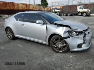 2013 Scion tC z VIN JTKJF5C70D3045008, wystawiony jako Copart lot #58628614 z przebiegiem 130 739 mil mil oraz Szkody całkowita. Historia ofert i sprzedaży dostępna na DreamBid. Obrazek 4.