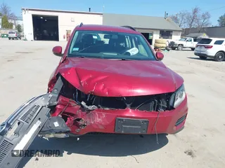 2015 Volkswagen Tiguan SE z VIN WVGBV7AX7FW056002, wystawiony jako IAAI lot #42122641 z przebiegiem 77 037 mil mil oraz . Historia ofert i sprzedaży dostępna na DreamBid. Obrazek 6.