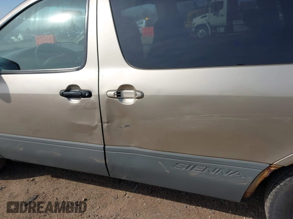2001 Toyota Sienna LE with VIN 4T3ZF13C41U377591, listed as a IAAI auction lot 42065958 with 268,180 mi miles. Bid and sale history available at carsss.com. Image 6.