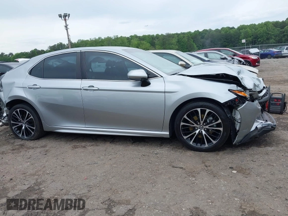 2018 Toyota Camry LE z VIN 4T1B11HK3JU129549, wystawiony jako IAAI lot #42159243 z przebiegiem 76 299 mil mil oraz . Historia ofert i sprzedaży dostępna na DreamBid. Obrazek 14.
