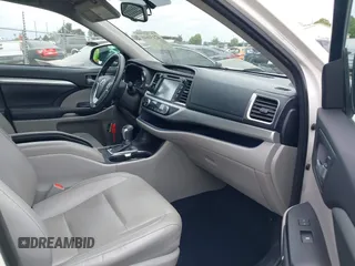 2015 Toyota Highlander XLE z VIN 5TDKKRFH0FS076120, wystawiony jako IAAI lot #42131646 z przebiegiem 117 623 mil mil oraz . Historia ofert i sprzedaży dostępna na DreamBid. Obrazek 5.