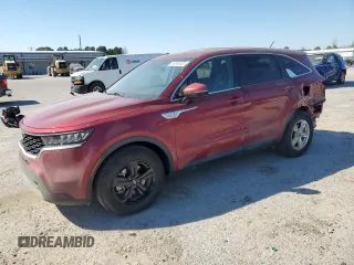2023 Kia Sorento LX z VIN 5XYRG4LC5PG197607, wystawiony jako Copart lot #50790925 z przebiegiem 34 041 mil mil oraz Czysty tytuł • Clean title. Historia ofert i sprzedaży dostępna na DreamBid. Obrazek 1.