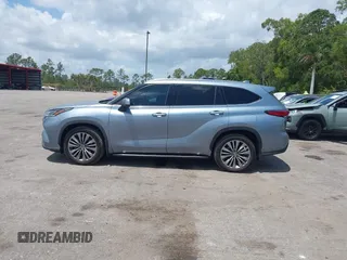 2022 Toyota Highlander Platinum z VIN 5TDFZRBHXNS175366, wystawiony jako IAAI lot #42149787 z przebiegiem 32 235 mil mil oraz . Historia ofert i sprzedaży dostępna na DreamBid. Obrazek 14.