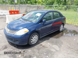 2007 Nissan Versa SL z VIN 3N1BC11E27L456176, wystawiony jako IAAI lot #42448244 z przebiegiem 195 387 mil mil oraz . Historia ofert i sprzedaży dostępna na DreamBid. Obrazek 2.