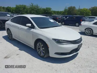 2015 Chrysler 200 S z VIN 1C3CCCBB3FN669755, wystawiony jako IAAI lot #42079479 z przebiegiem 232 167 mil mil oraz . Historia ofert i sprzedaży dostępna na DreamBid. Obrazek 1.