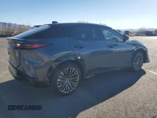 2024 Lexus RZ 300e Premium z VIN JTJABABB4RA005239, wystawiony jako Copart lot #79508374 z przebiegiem 4177 mil mil oraz Szkody całkowita. Historia ofert i sprzedaży dostępna na DreamBid. Obrazek 3.