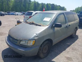 1998 Toyota Sienna LE z VIN 4T3ZF13CXWU053682, wystawiony jako IAAI lot #42029382 z przebiegiem 237 471 mil mil oraz . Historia ofert i sprzedaży dostępna na DreamBid. Obrazek 2.