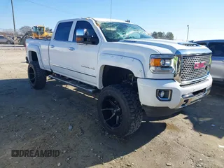2017 GMC Sierra 2500HD Denali z VIN 1GT12UEYXHF237530, wystawiony jako IAAI lot #41344973 z przebiegiem 120 098 mil mil oraz . Historia ofert i sprzedaży dostępna na DreamBid. Obrazek 1.