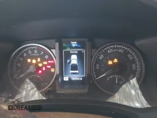 2022 Toyota Tacoma SR z VIN 3TMCZ5ANXNM493703, wystawiony jako IAAI lot #42139285 z przebiegiem 42 572 mil mil oraz . Historia ofert i sprzedaży dostępna na DreamBid. Obrazek 7.