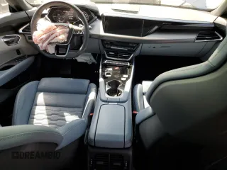 2023 Audi RS e-tron GT z VIN WAUBHBFW7P7903740, wystawiony jako Copart lot #55556935 z przebiegiem 8358 mil mil oraz Szkody całkowita. Historia ofert i sprzedaży dostępna na DreamBid. Obrazek 8.