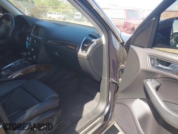 2014 Audi Q5 Premium Plus z VIN WA1LFBFP4EA006181, wystawiony jako IAAI lot #42140321 z przebiegiem 104 870 mil mil oraz . Historia ofert i sprzedaży dostępna na DreamBid. Obrazek 5.