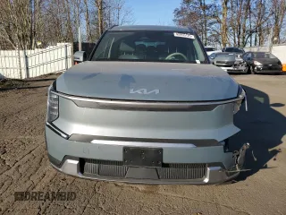 2024 Kia EV9 Wind z VIN KNDAFFS53R6044485, wystawiony jako Copart lot #42955125 z przebiegiem 8 884 mil mil oraz Szkoda całkowita • Salvage title. Historia ofert i sprzedaży dostępna na DreamBid. Obrazek 5.