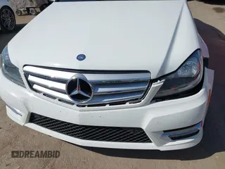 2012 Mercedes-Benz C 250 Sport z VIN WDDGF4HB1CA725623, wystawiony jako IAAI lot #42020594 z przebiegiem 53 714 mil mil oraz . Historia ofert i sprzedaży dostępna na DreamBid. Obrazek 6.