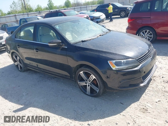 2014 Volkswagen Jetta SE z VIN 3VWD17AJ6EM285061, wystawiony jako IAAI lot #42123807 z przebiegiem 98 000 mil mil oraz . Historia ofert i sprzedaży dostępna na DreamBid. Obrazek 1.