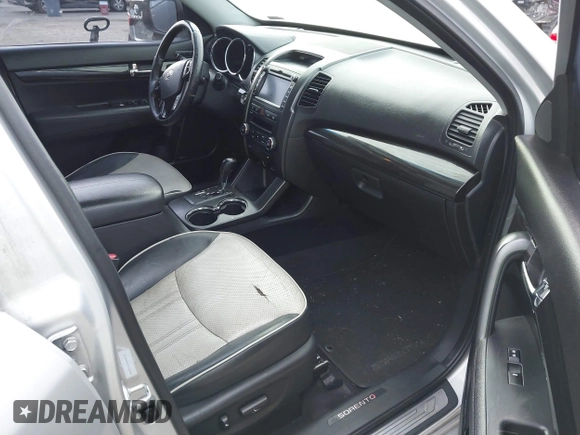 2013 Kia Sorento SX z VIN 5XYKW4A27DG380954, wystawiony jako IAAI lot #41932872 z przebiegiem 183 599 mil mil oraz . Historia ofert i sprzedaży dostępna na DreamBid. Obrazek 5.